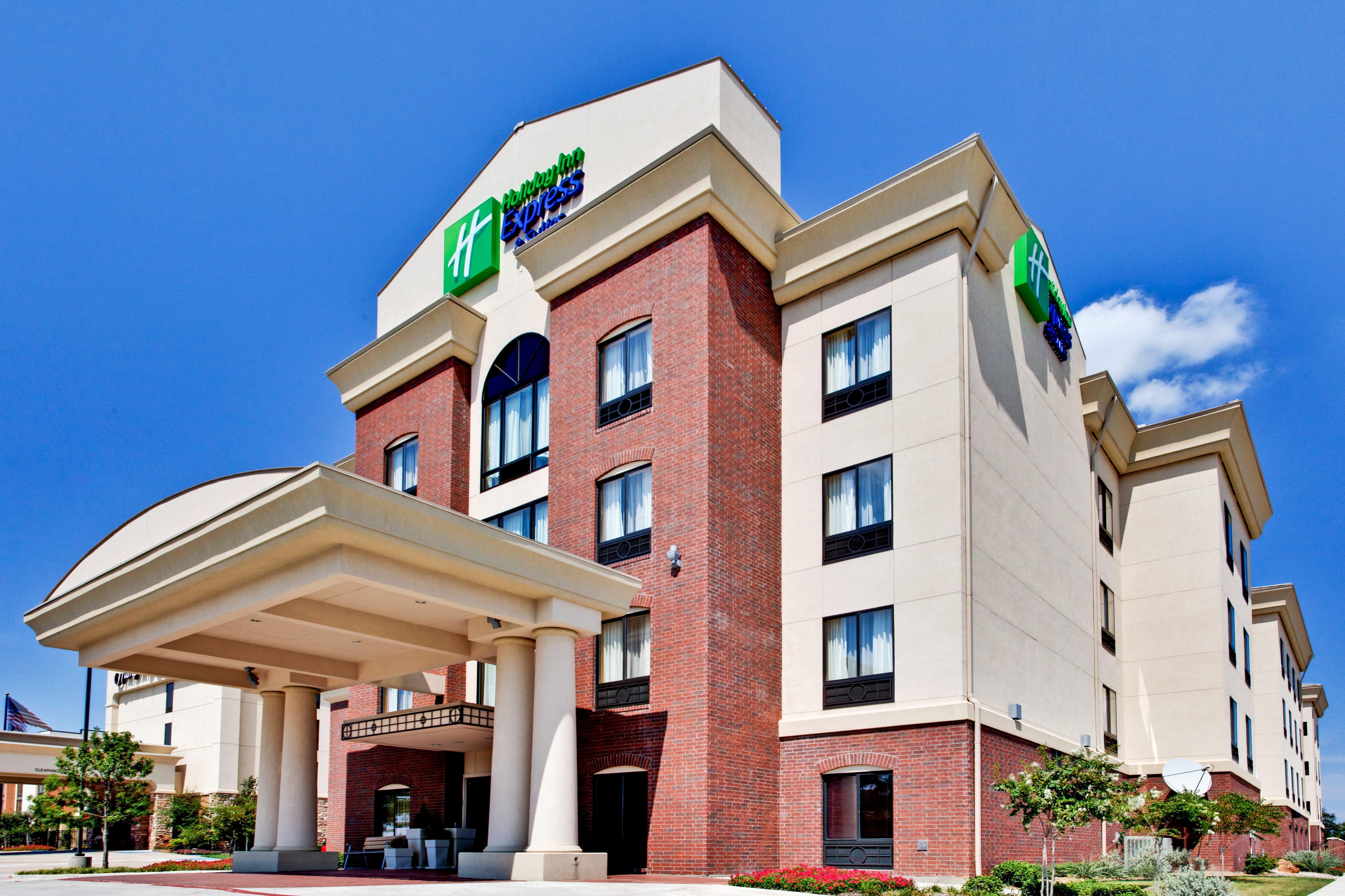 Express & Dfw West - By Ihg Hotel 3*
